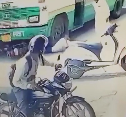 Brutal Death: Man Falls in Front of a Bus and Ends his Life 