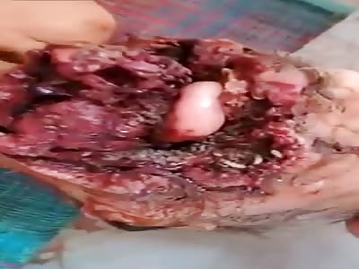 man with his face shattered and his tongue out - La Tía Del Gore 