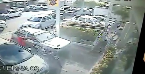 Businessman React and Kills Thief in Front of the Bank