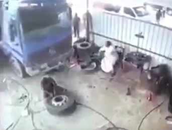 Dude Driving This Truck Must Be a Literal Moron...Crushes Guy In Front