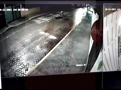 MAN IS HACKED TO DEATH IN THE MIDDLE OF THE STREET