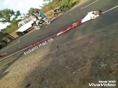 MORTAL: motorcyclist remains unrecognizable when being rolled by truck on the asphalt
