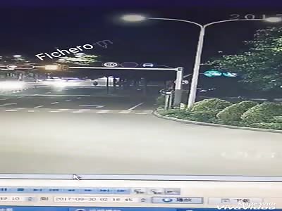 IMPRESSIVE: motorcyclist flies in the air to be hit by a car