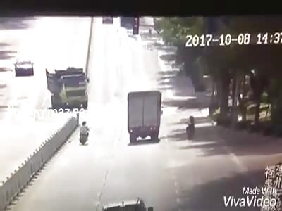 ACCIDENT: truck turns and motorcyclist loses control stamping against tree