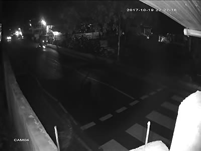 ACCIDENT: motorcyclist loses control and falls