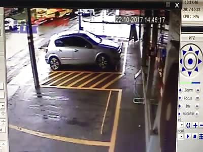 ACCIDENT: motorcyclist falls and is crushed by car