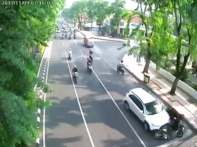 ACCIDENT: automobile tracks motorcyclists