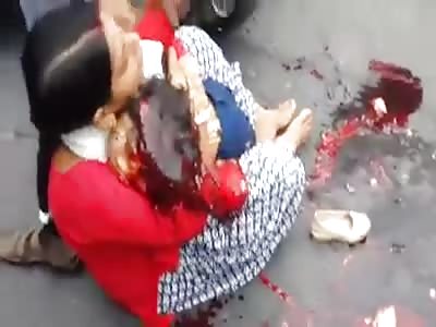 MOTHER CRIES HER DEAD DAUGHTER IN ACCIDENT