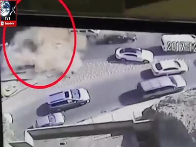 RETROEXCAVATOR FALLS ON CARS