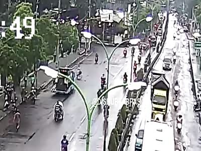 Man with a bicycle kills himself after placing his head under a dump truck @ 0:50