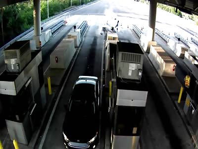 Man flies out of car after high-speed crash at Florida Turnpike plaza