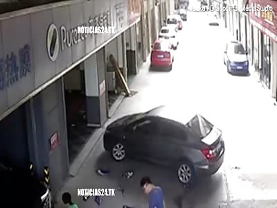 MAN ATROPELLA TO HIS SON WHEN LEAVING THE GARAGE