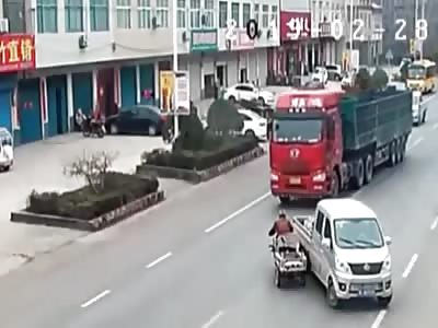 Biker Falls Under the Huge Truck & gets Fatally Run Over