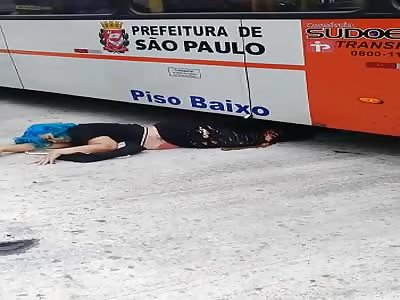 Watch Suicide Fail..Woman Moaning still Alive after Crushed by Huge Bus