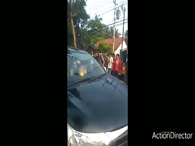 THIEF BLOWED BY FURIOUS PEOPLE