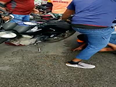 thief brutally beaten with kicks and helmets