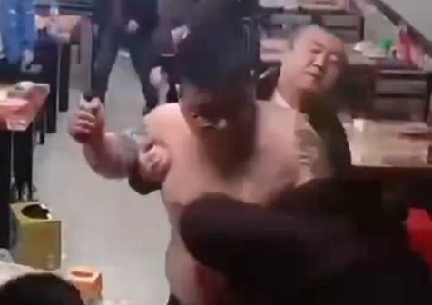 Drunk Chinese man attacked by bottle and meant clever 