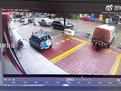 Armoured Van With Armed Guard Reverses Causing Unexpected Accident