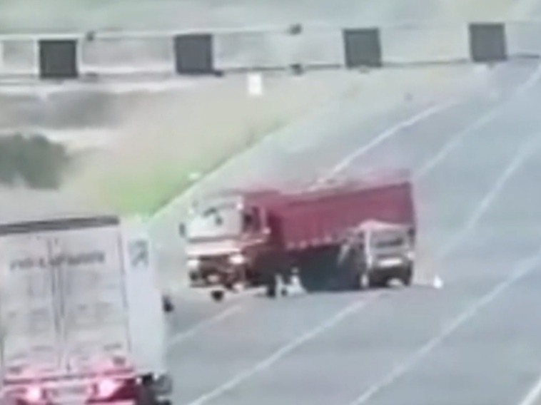 Car Rams Truck and 6 People Dies
