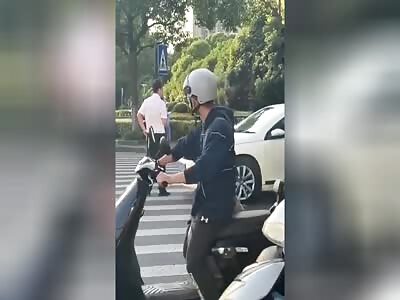 Crazy man stops a car and then cuts his own neck in China