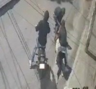 Lady attacked by bunch of thieves in empty street for snatching herbag