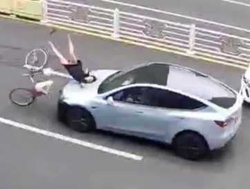 Stupid Chinese girl on bike crashed hard by speeding female driver 