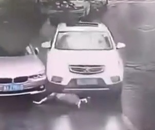 Chinese Young woman horrifically crashed by female driver 