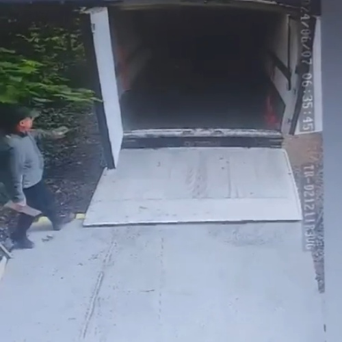 (Clean) A 44-Year-Old Truck Driver Was Pinned To Death By A Body Door. (Clean Video) 