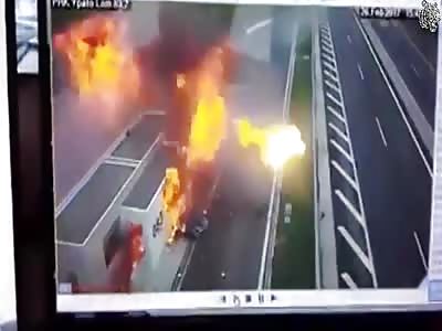 Porsche Loses Control at 210 km/h Crashed on Family Vehicle Killing Four