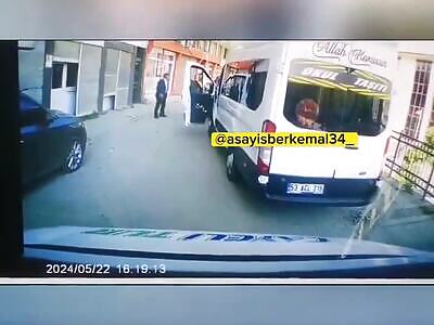 Two men arguing in traffic clashed in Turkey