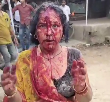 Old Indian woman victime of abusive husband asking for HELP 