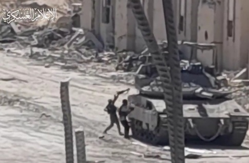 Two Qassami fighters blowing up Israeli tank 