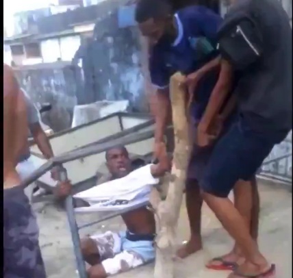 Residents caught thief stealing and did not forgive him 