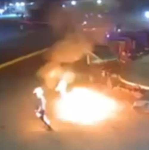 Street vendor Pours Gasoline on Client & Sets Him on fire