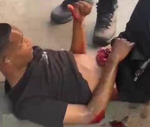 Criminal stabbed and gets his guts out by his target 