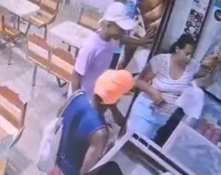 Thief Attacks Old Man for Stealing his Phone 