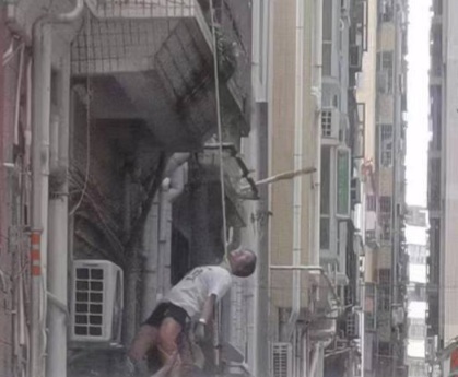 Depressed Chinese man commit suicide from his balcony 