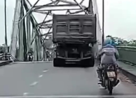 BRIDGE FALL WITH TRUCK [Bridge made in china]