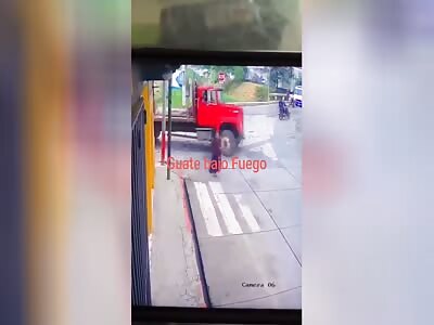 Woman is crushed by truck while trying to cross the street