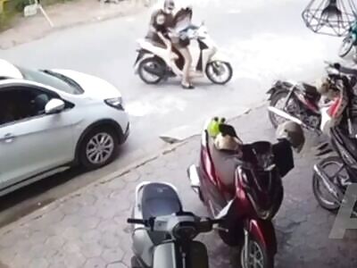 A child betrayed by his parents was run over by a motorcycle