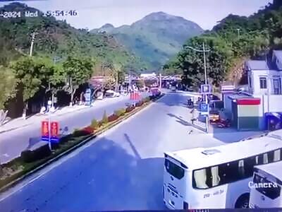 Biker commits suicide in front of truck