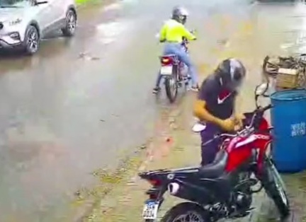 [NOT HER LUCKY DAY]FEMALE THIEF CAPTURED BY MOTORCYCLE OWNER 