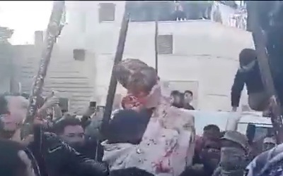 [2]Bashar al-Assad loyal soldier captured and publicly hanged 