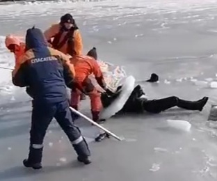 Drowned fisherman's body cut out of ice