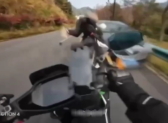 Stupid Chinese driver horrifically crashed into two moped