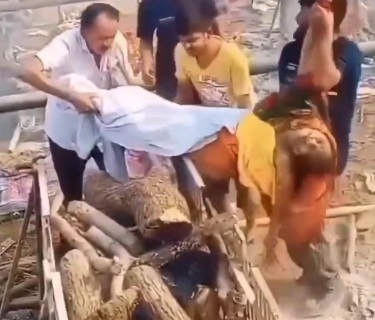 Indian Man put Dead Body of his Mother on Fire 