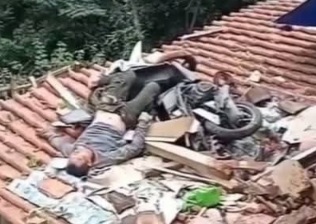 Due to brake failure, the motorcyclist flew to the roof of a house 
