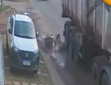 Stupid motorcyclist fall to his death under big truck 