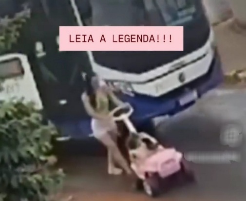 [CLOSE CALL] mother nearly crashed with her daughter by bus 