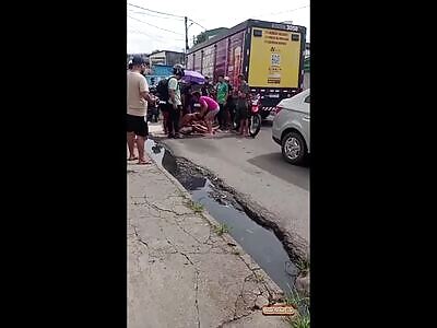 motorcyclist agonizes after colliding with truck